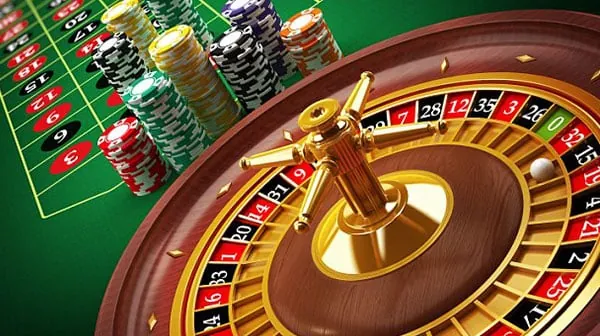 A Jilibet live dealer smiling and interacting with players at a table